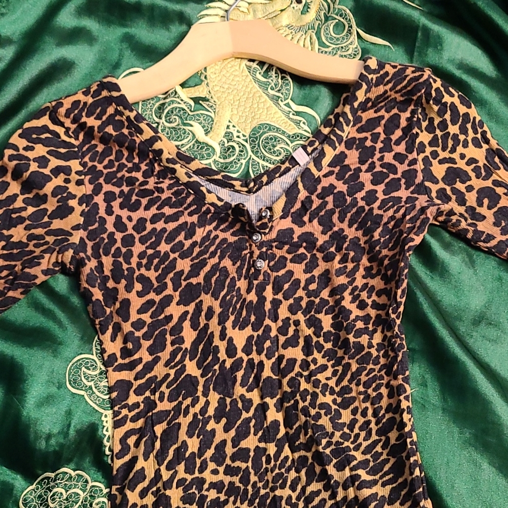 Rhinestone Logo Henley- Guess XS